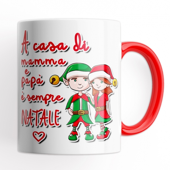 Tazza A casa di Mamma e Papà è sempre Natale - Idea Regalo - Colore Rosso - Famiglia Mug 320 ml in Ceramica